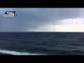 Fulmine si scarica in mare, vicino alla telecamera