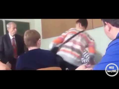 Il prof gli strappa le cuffie durante la lezione: l'alunno lo prende a pugni